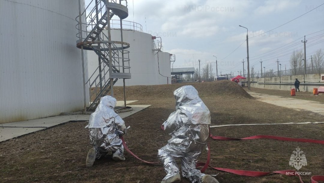 В Волгодонске сотрудники МЧС России потушили условный пожар на нефтебазе